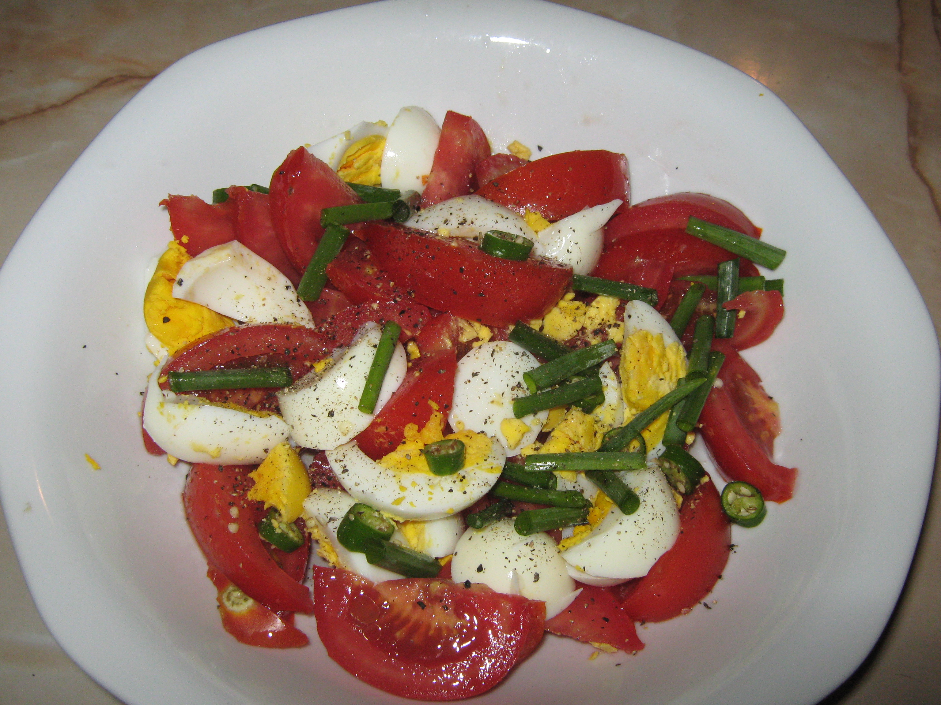 Salata de oua cu rosii 1
