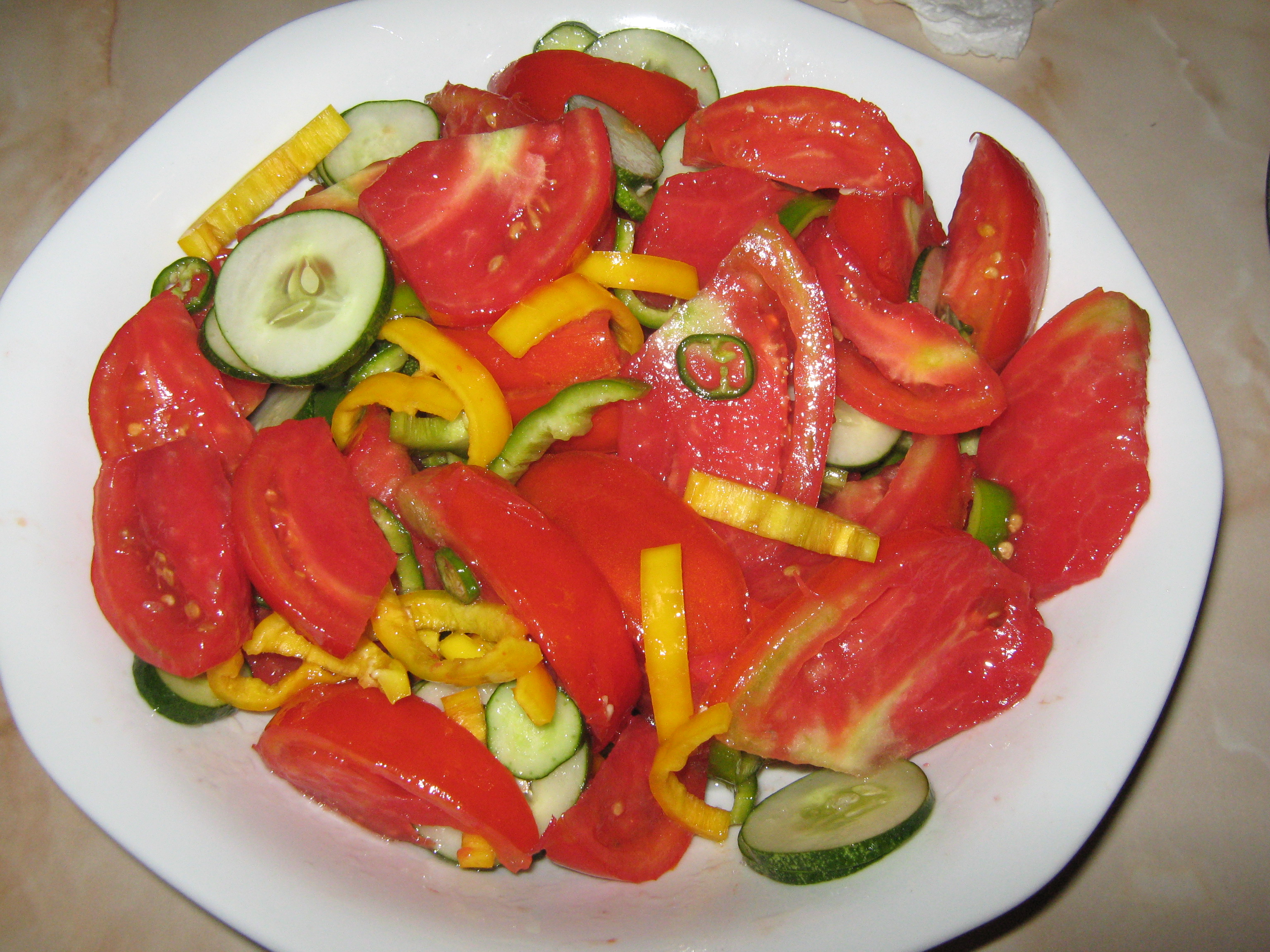 salata simpla de rosii