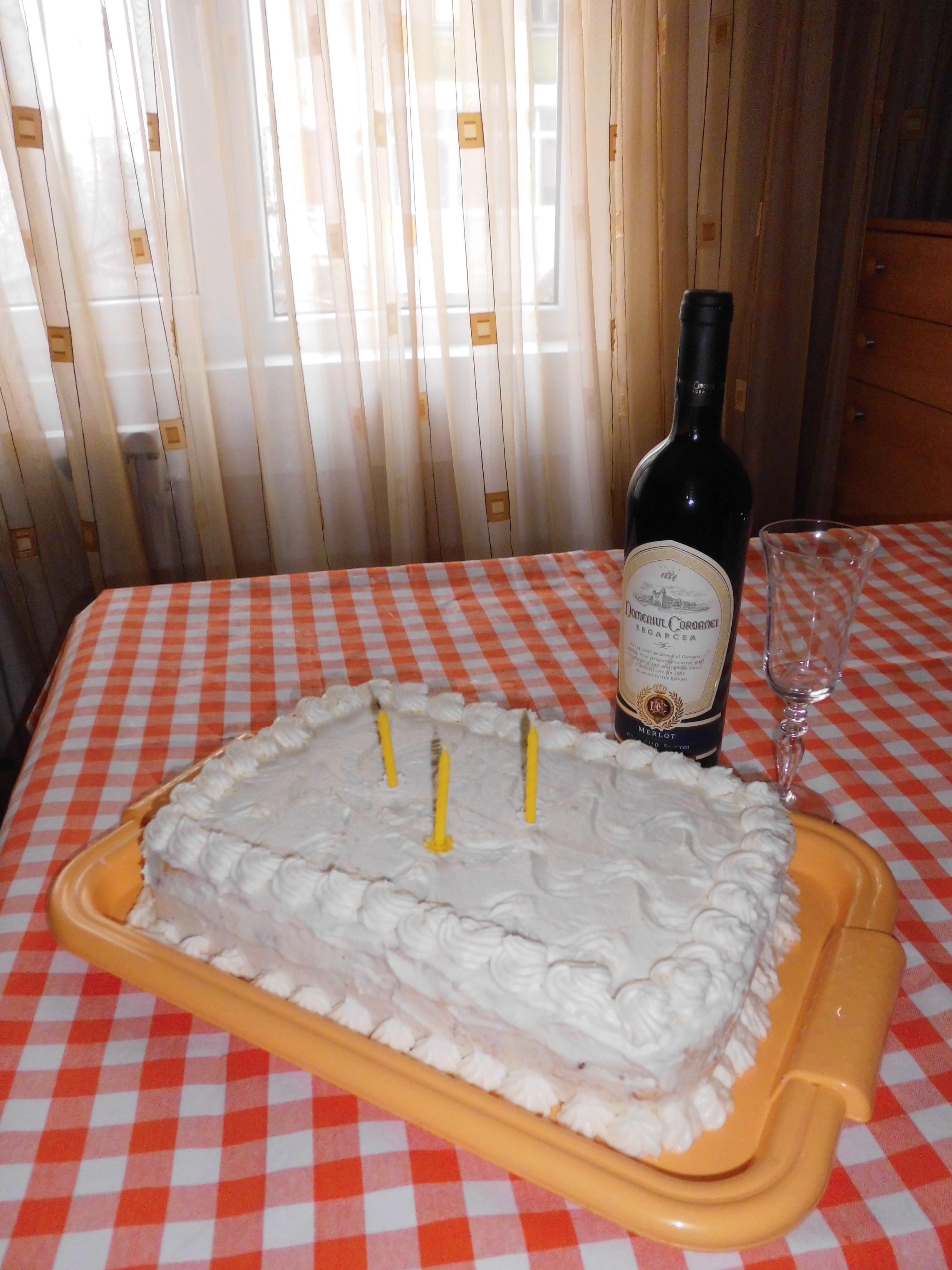 Tort cu crema de bezea elvetiana si glazura de ganaj alb