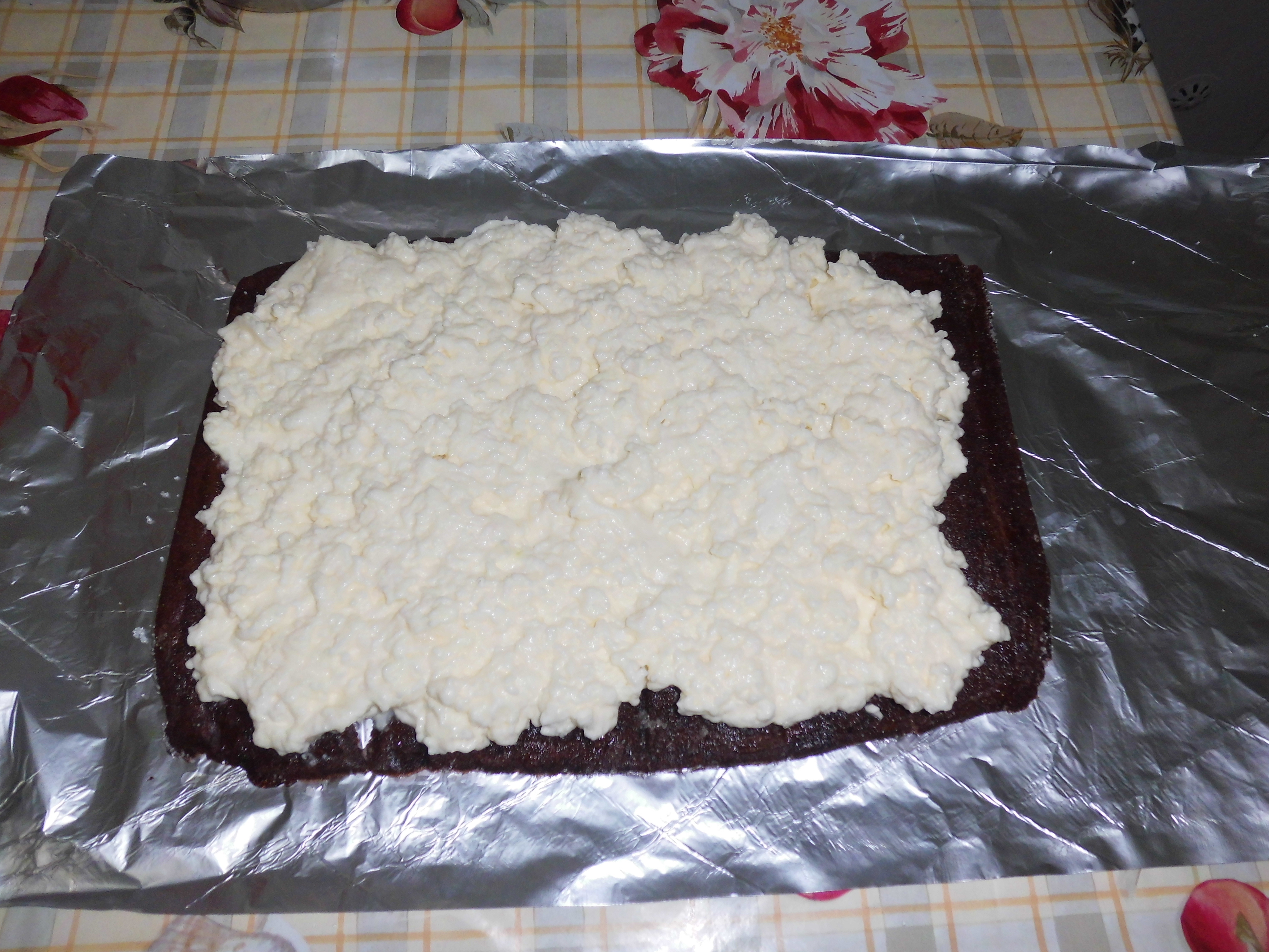 Rulada din pandispan cu cacao si crema ganaj de ciocolata alba